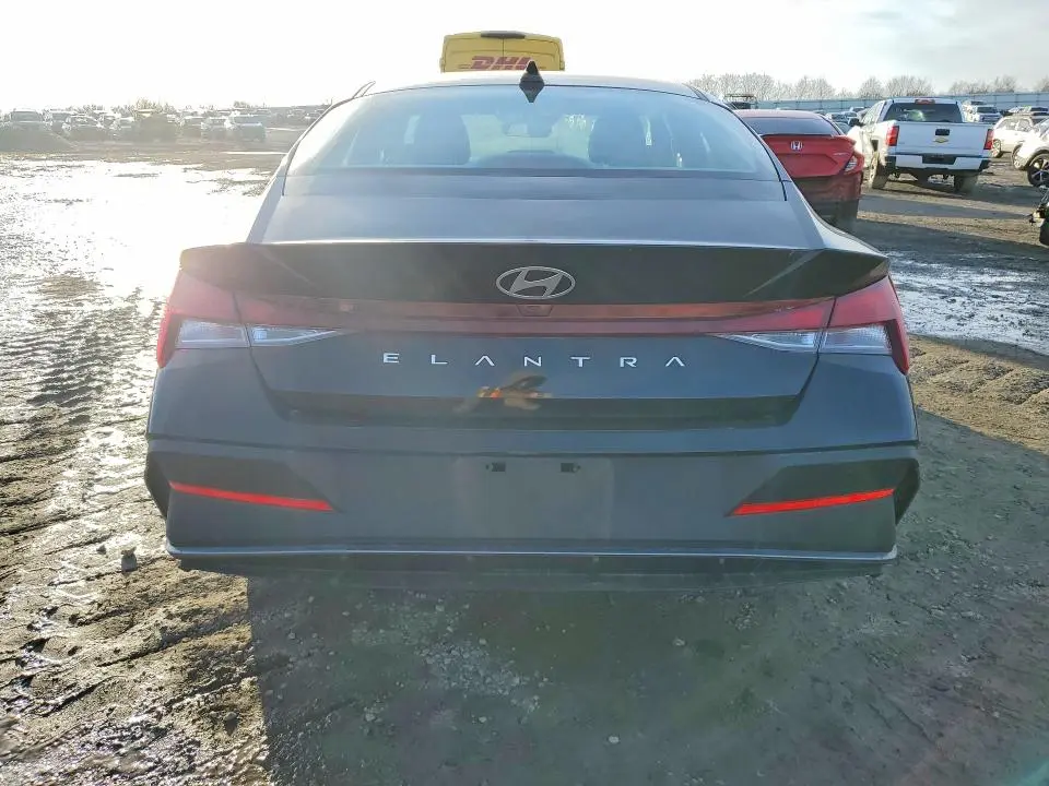 2024 HYUNDAI ELANTRA SE  
