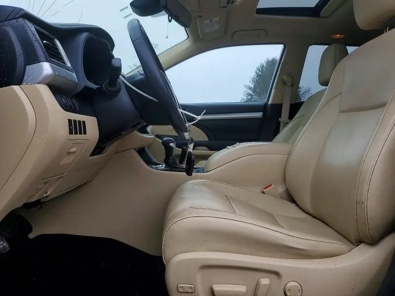 2017 TOYOTA HIGHLANDER SE  