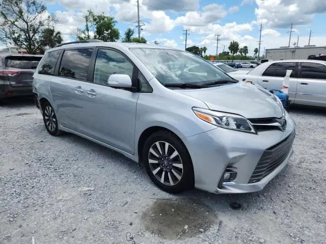 2020 TOYOTA SIENNA XLE  
