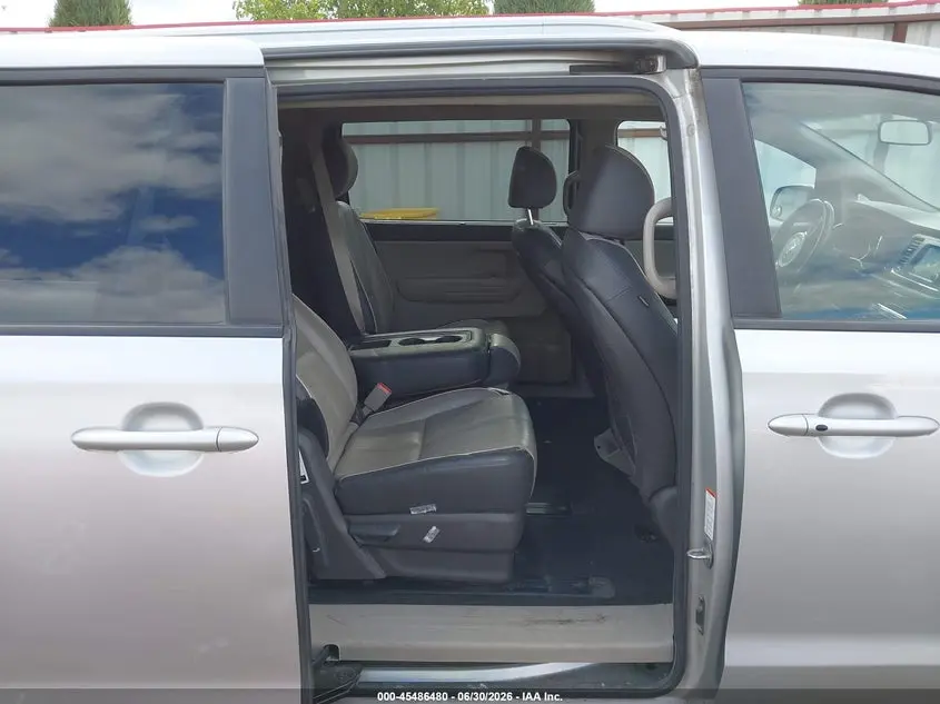 2018 KIA SEDONA LX