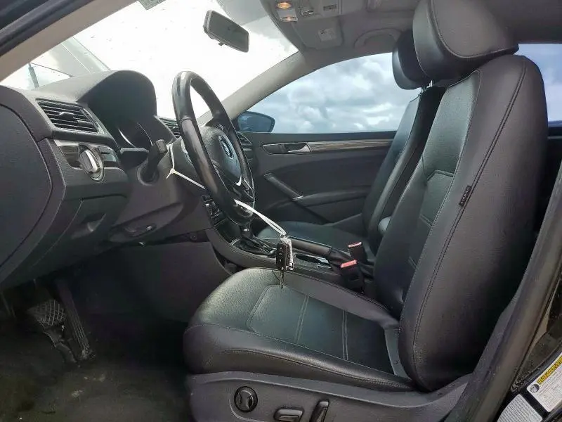 2016 VOLKSWAGEN PASSAT SE  