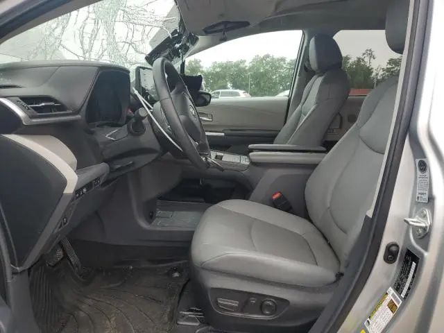 2024 TOYOTA SIENNA XLE  