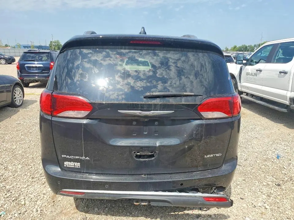 2017 CHRYSLER PACIFICA LIMITED  