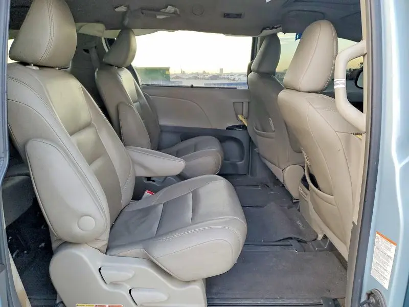 2017 TOYOTA SIENNA XLE  