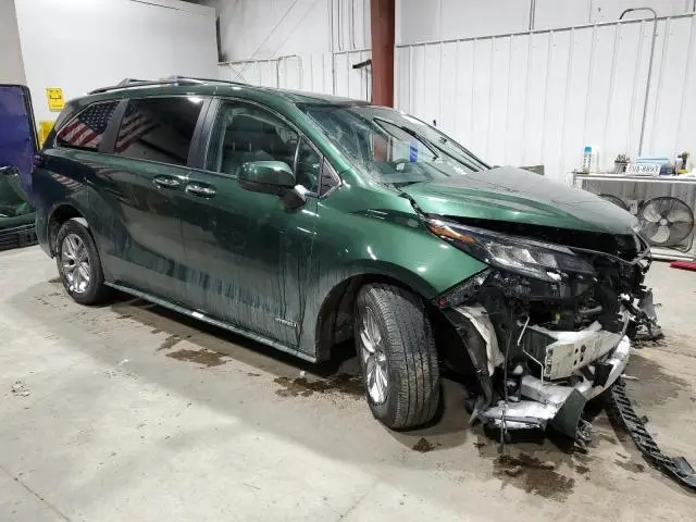 2021 TOYOTA SIENNA XLE  