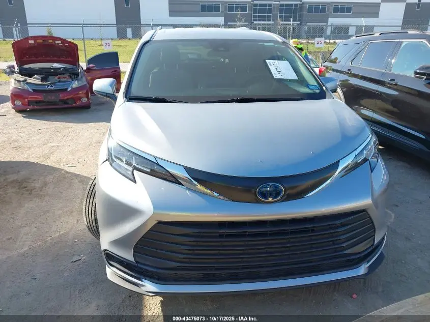 2022 TOYOTA SIENNA LE