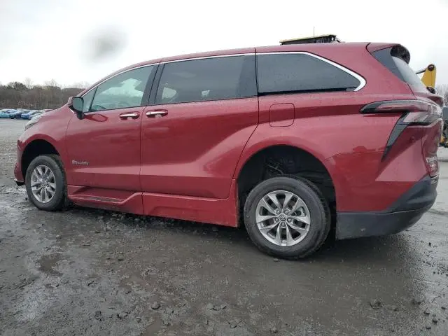 2025 TOYOTA SIENNA XLE  