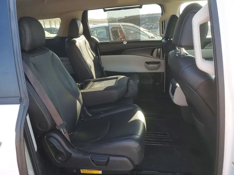 2023 KIA CARNIVAL LX  