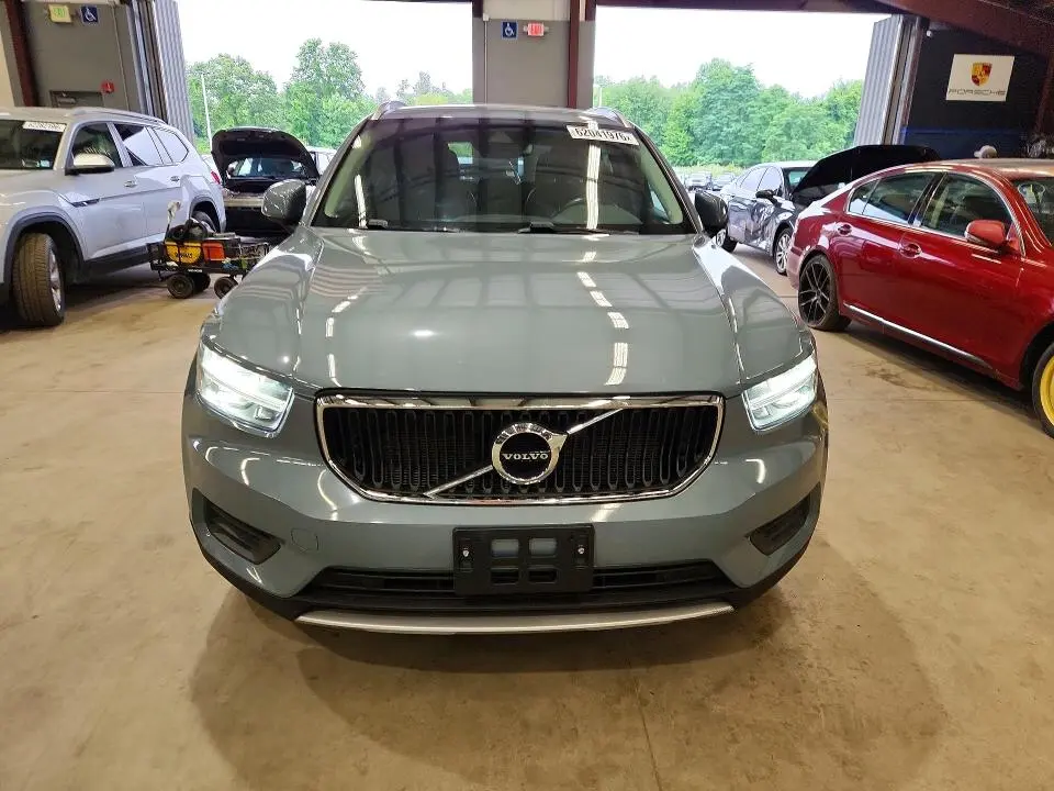 2020 VOLVO XC40 T5 MOMENTUM  