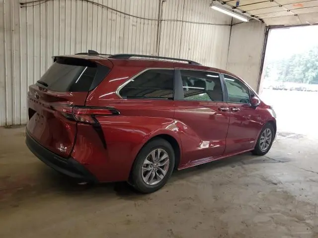 2021 TOYOTA SIENNA XLE  