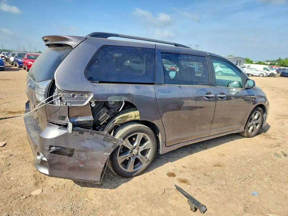 2017 TOYOTA SIENNA SE  