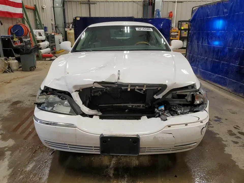 2011 LINCOLN TOWN CAR SIGNATURE LIMITED  