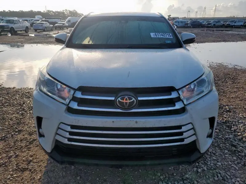 2019 TOYOTA HIGHLANDER SE  