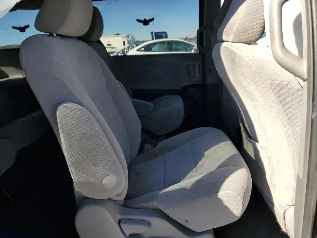 2016 TOYOTA SIENNA LE  