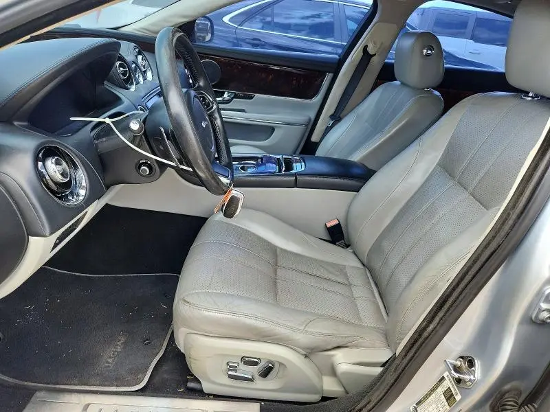 2011 JAGUAR XJ   