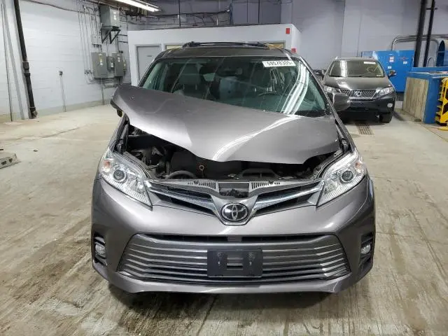 2018 TOYOTA SIENNA XLE  
