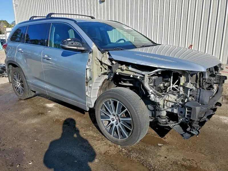 2017 TOYOTA HIGHLANDER SE  