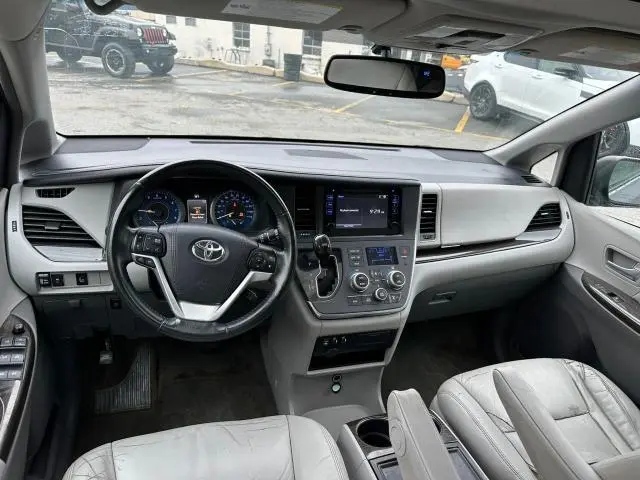2017 TOYOTA SIENNA XLE  