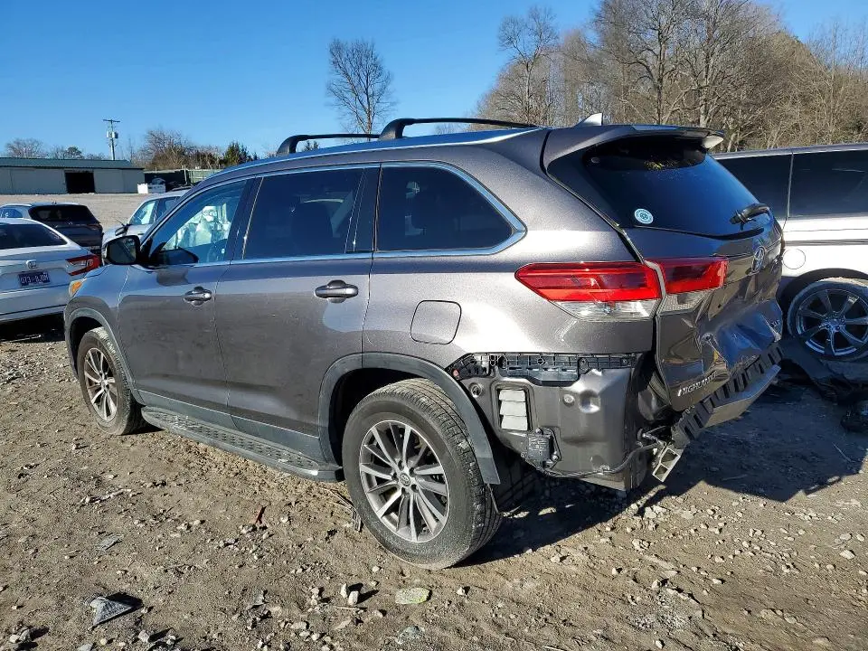 2019 TOYOTA HIGHLANDER SE  