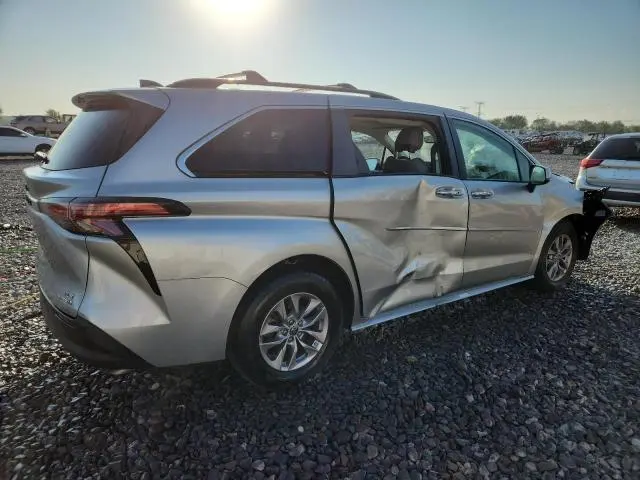 2022 TOYOTA SIENNA XLE  