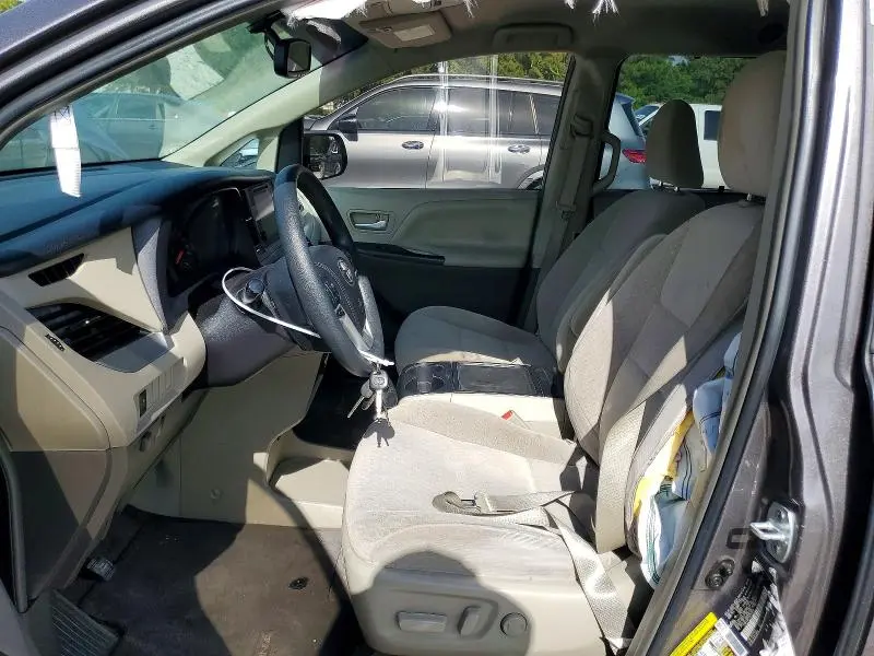 2017 TOYOTA SIENNA LE  