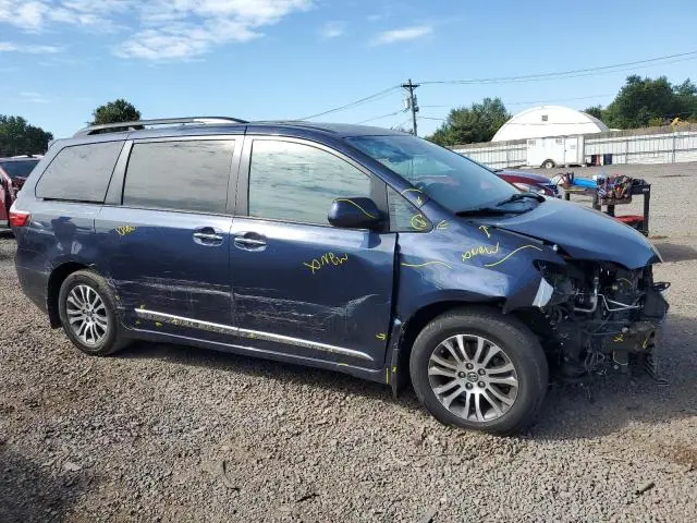 2019 TOYOTA SIENNA XLE  