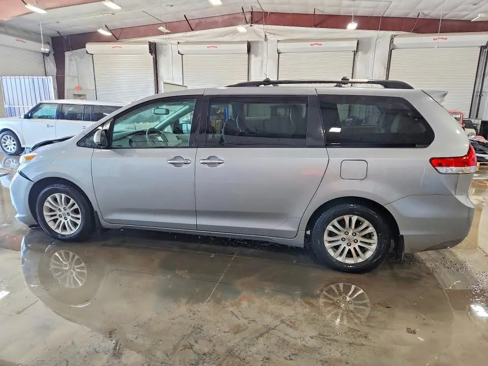 2013 TOYOTA SIENNA XLE 8-PASSENGER  