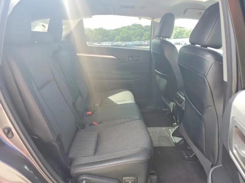 2016 TOYOTA HIGHLANDER LE PLUS  
