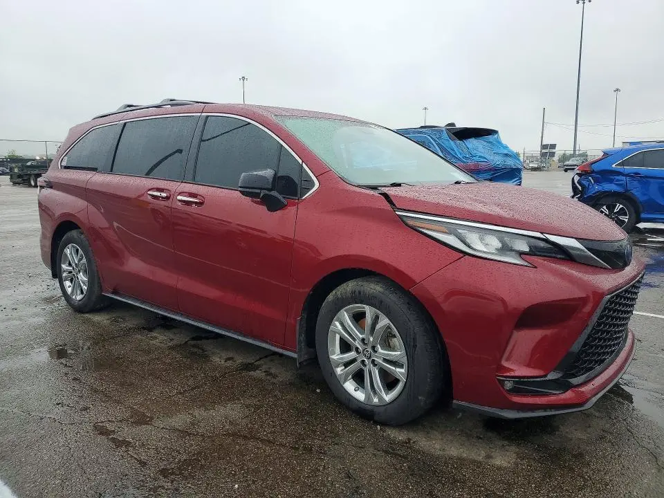 2022 TOYOTA SIENNA XSE  