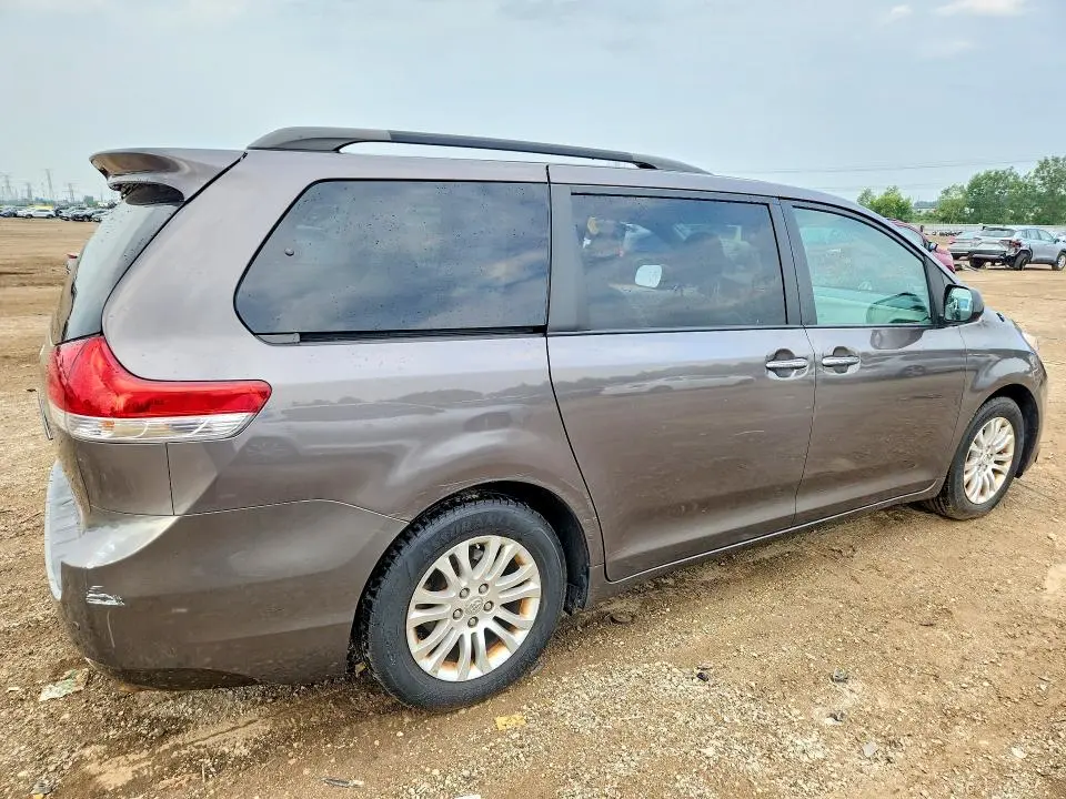2013 TOYOTA SIENNA XLE 8-PASSENGER  