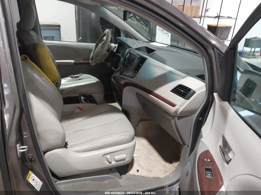 2014 TOYOTA SIENNA XLE V6 8 PASSENGER