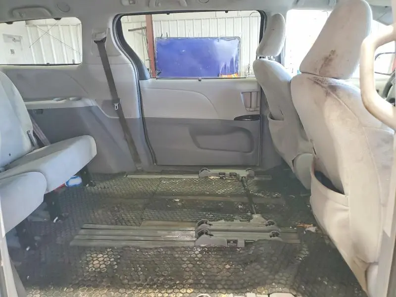 2014 TOYOTA SIENNA LE  