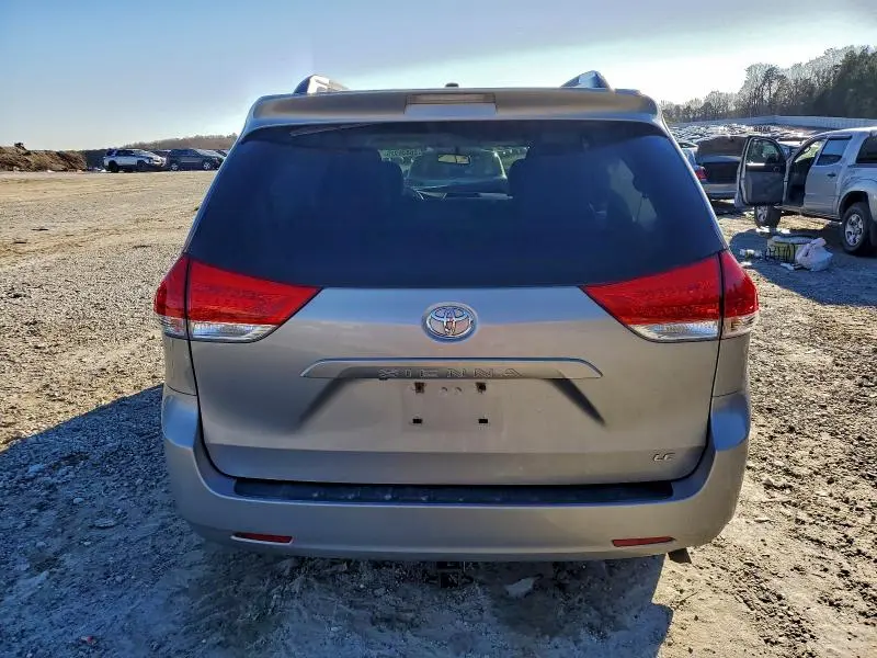 2013 TOYOTA SIENNA LE  