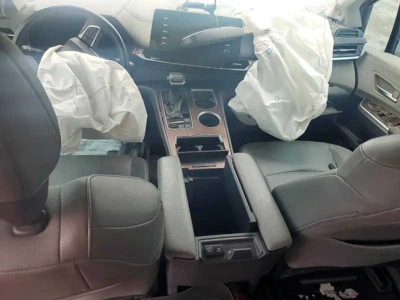 2022 TOYOTA SIENNA XLE  