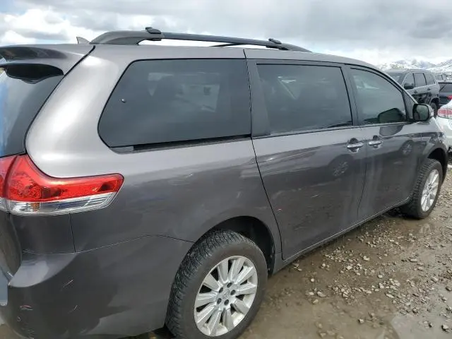 2013 TOYOTA SIENNA XLE