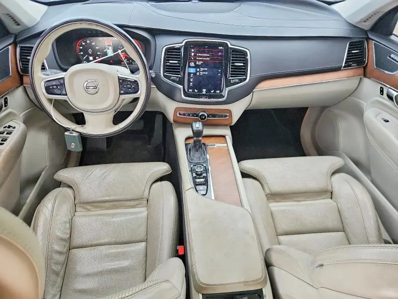 2017 VOLVO XC90 T6  