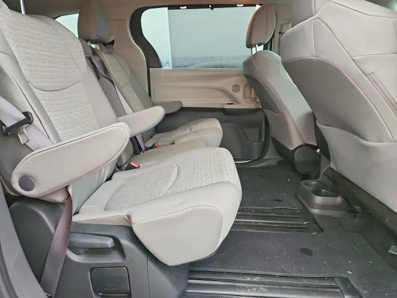2024 TOYOTA SIENNA LE  