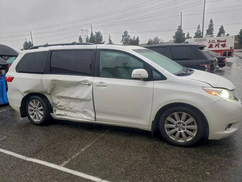 2015 TOYOTA SIENNA XLE  