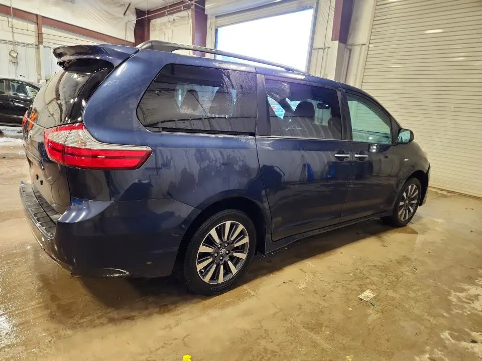 2018 TOYOTA SIENNA XLE  