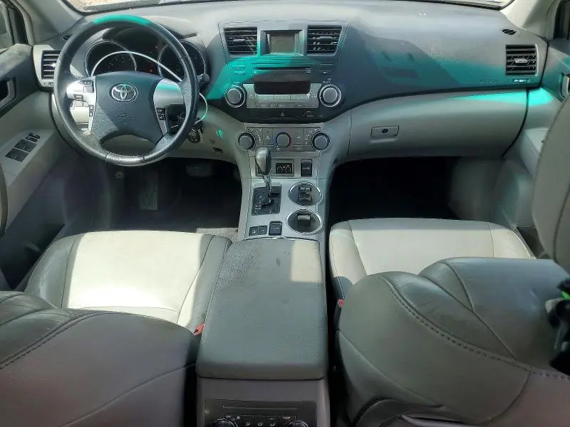 2011 TOYOTA HIGHLANDER SE  