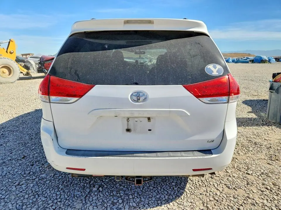 2011 TOYOTA SIENNA LE  