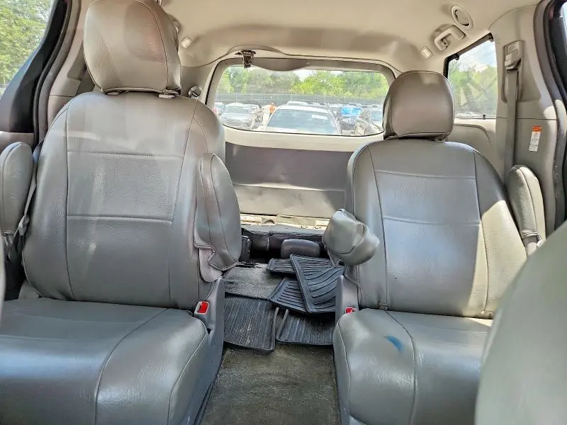 2017 TOYOTA SIENNA LE  