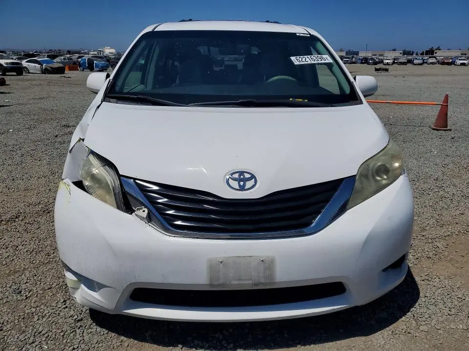 2012 TOYOTA SIENNA LE  