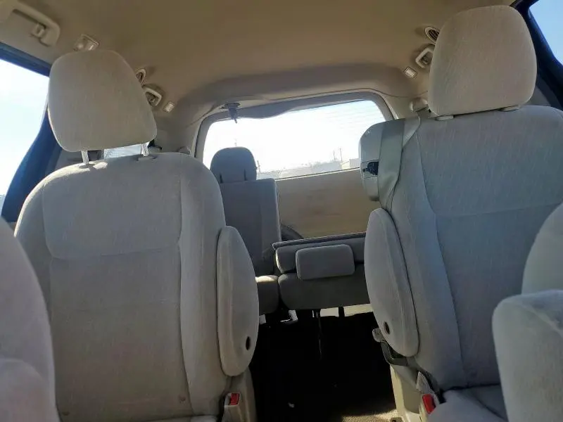 2017 TOYOTA SIENNA LE  