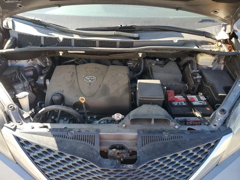 2017 TOYOTA SIENNA SE  