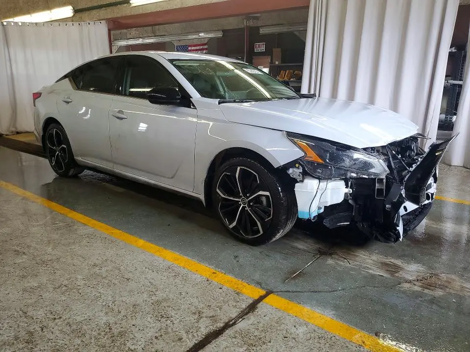 2023 NISSAN ALTIMA SR  