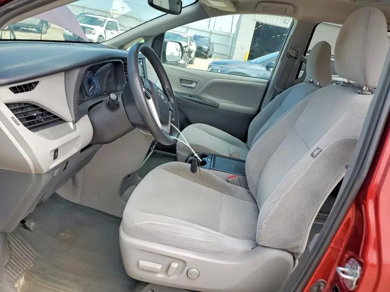 2019 TOYOTA SIENNA LE  