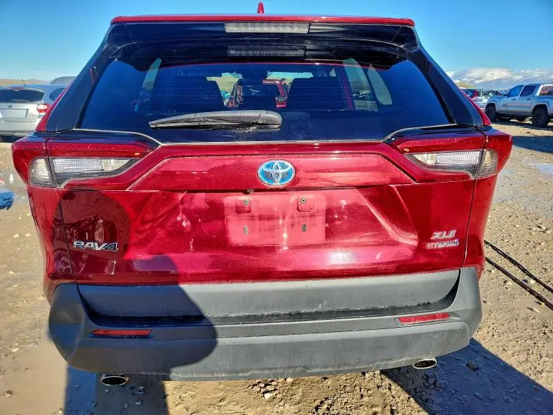 2021 TOYOTA RAV4 XLE  