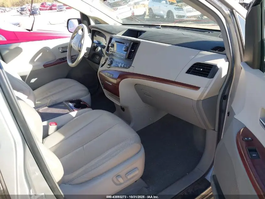 2014 TOYOTA SIENNA XLE V6 8 PASSENGER