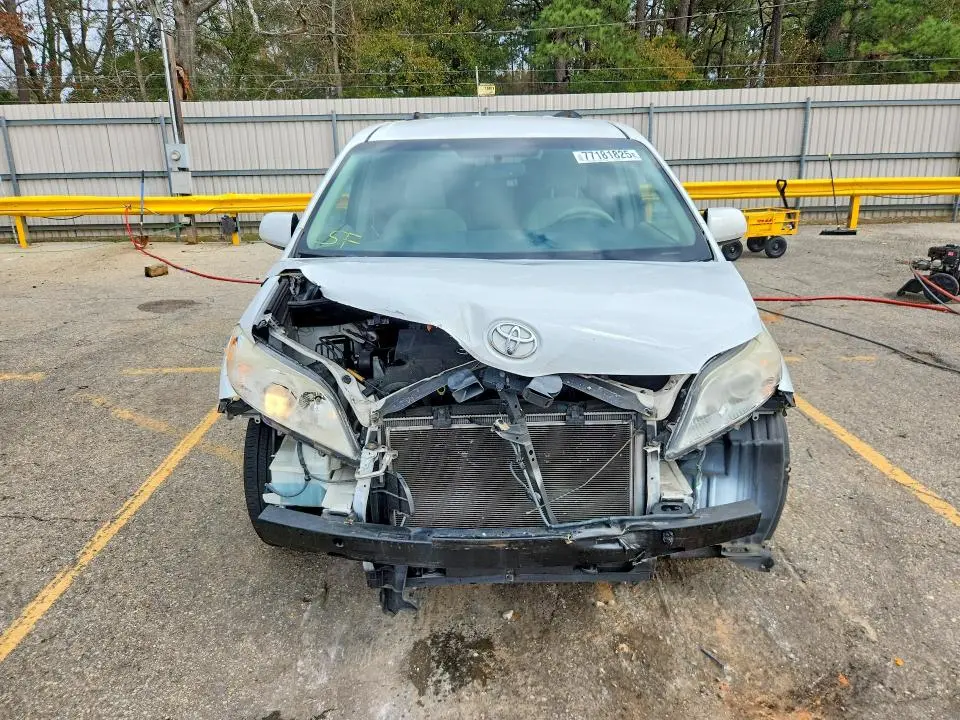 2013 TOYOTA SIENNA LE 8-PASSENGER  